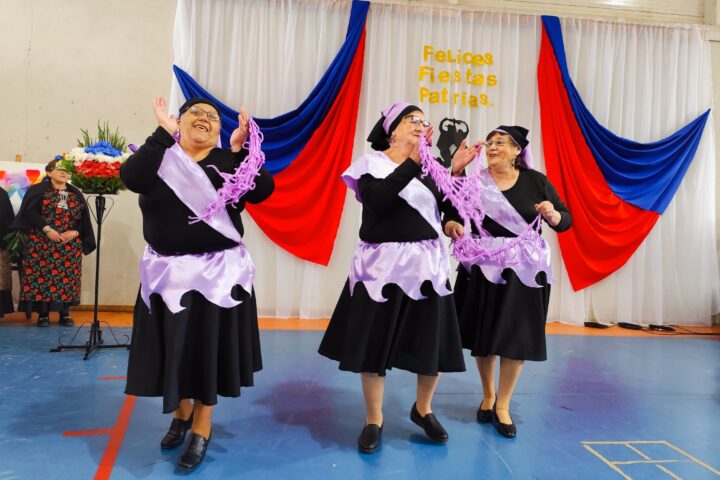El destacado: Taller de Baile para Personas Mayores se lució con vibrante presentación en Fiestas Patrias
